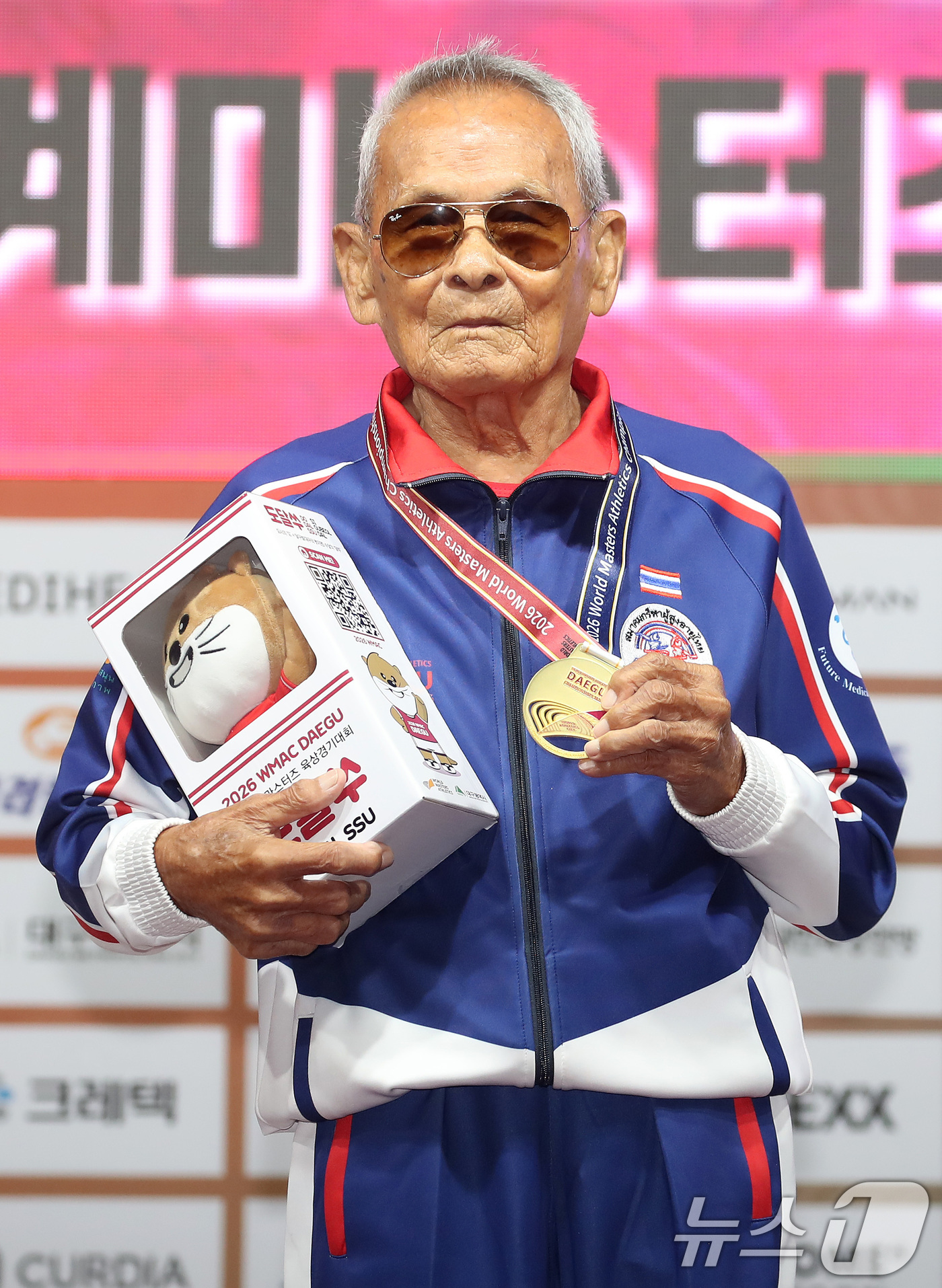 (대구=뉴스1) 공정식 기자 = 29일 대구스타디움 서편광장에서 열린 '2026 대구세계마스터즈육상경기대회' 창던지기 종목 시상식에서 이번 대회 최고령 참가자로 출전해 금메달을 차 …