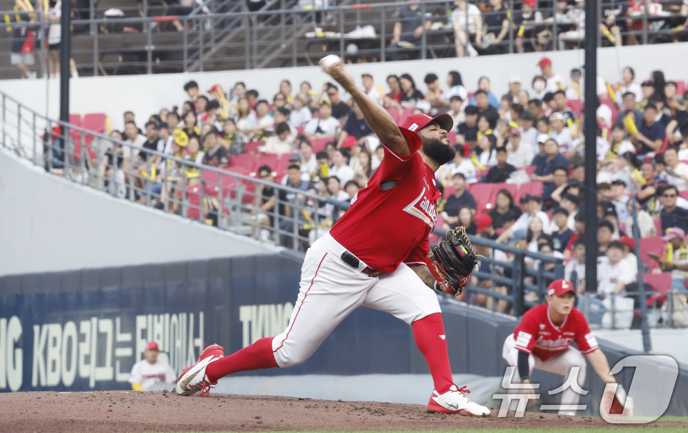 (광주=뉴스1) 김태성 기자 = SSG 아빌라가 29일 광주 KIA챔피언스필드에서 열린 2026 신한 SOL KBO리그 기아 타이거즈와 경기에서 선발로 출전해 공을 던지고 있다. …