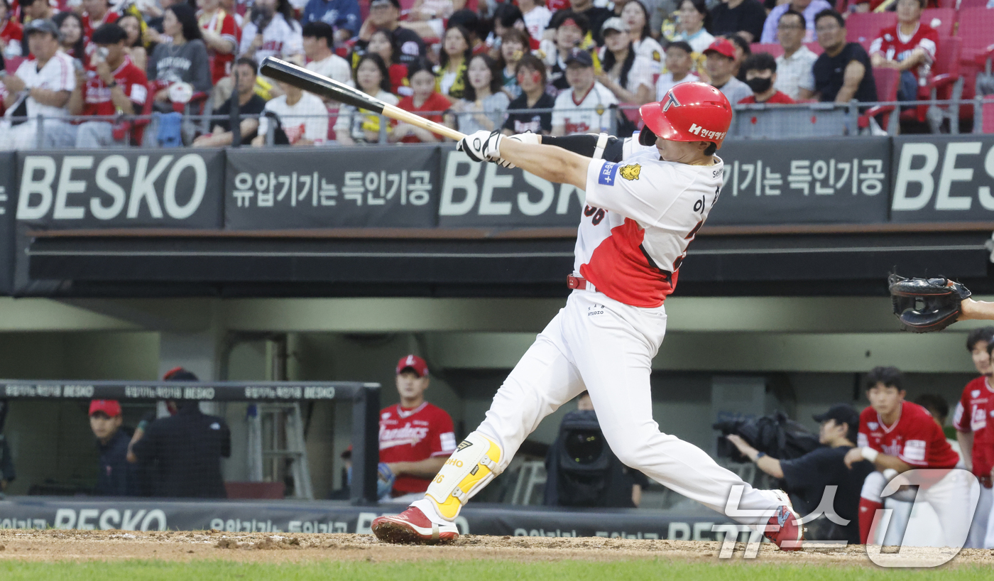 (광주=뉴스1) 김태성 기자 = KIA 이호연이 29일 광주 KIA챔피언스필드에서 열린 2026 신한 SOL KBO리그 기아 타이거즈와 SSG 랜더스와 경기서 3회말 2번타자로 출 …