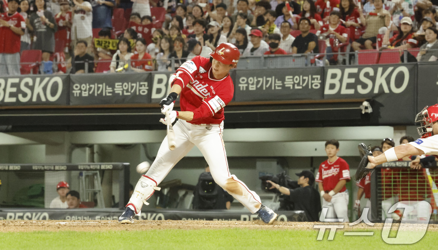 (광주=뉴스1) 김태성 기자 = 29일 광주 KIA챔피언스필드에서 열린 2026 신한 SOL KBO리그 기아 타이거즈와 SSG경기에서 6회초 1사 1루에서 2번 박성한이 중견수앞 …