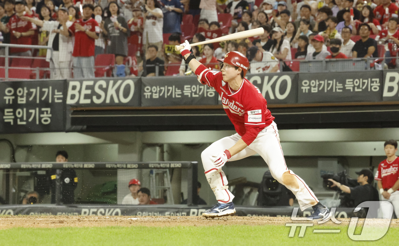 (광주=뉴스1) 김태성 기자 = 29일 광주 KIA챔피언스필드에서 열린 2026 신한 SOL KBO리그 기아 타이거즈와 SSG경기에서 6회초 1사 1루에서 2번 박성한이 중견수앞 …