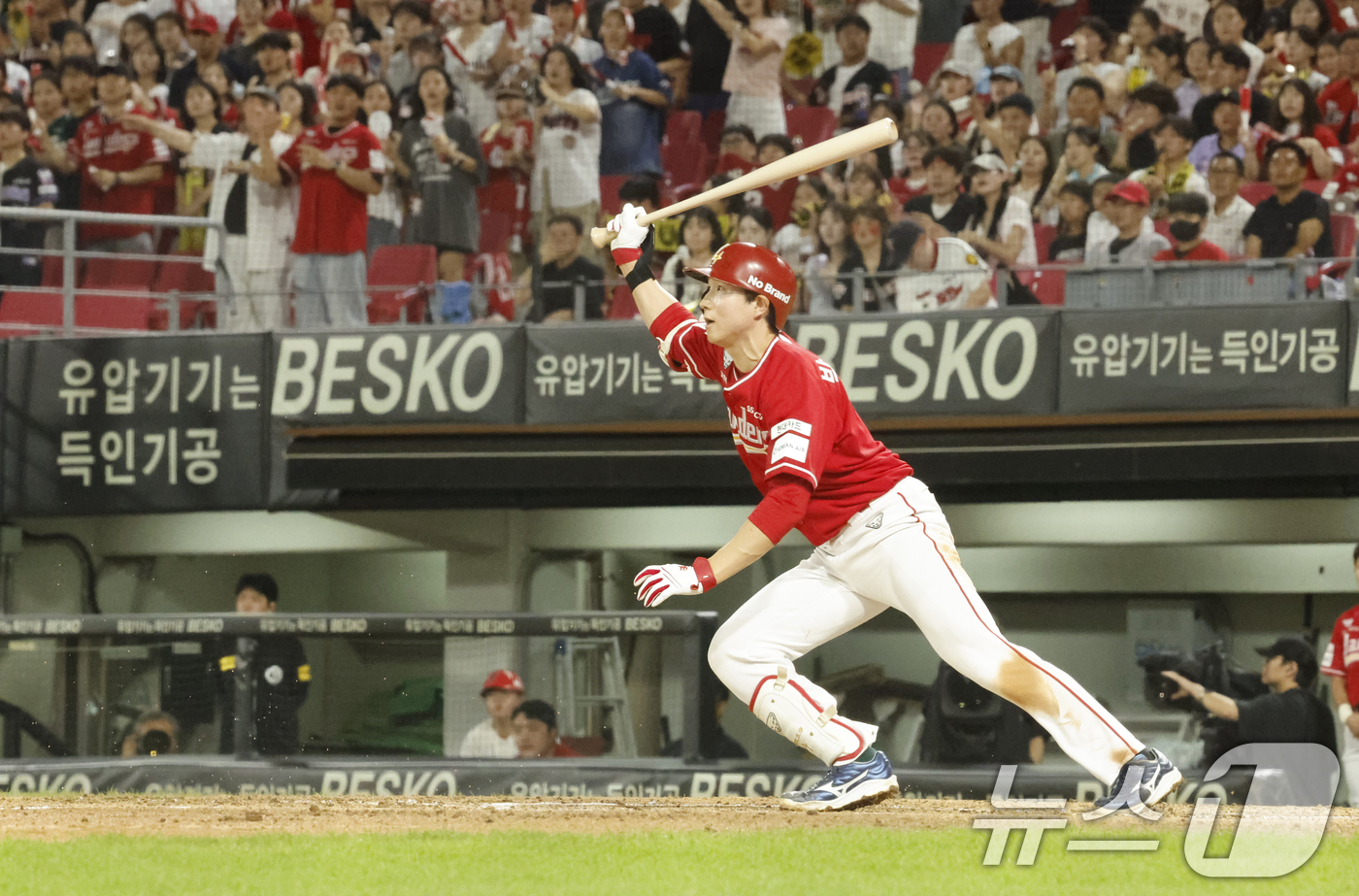 (광주=뉴스1) 김태성 기자 = 29일 광주 KIA챔피언스필드에서 열린 2026 신한 SOL KBO리그 기아 타이거즈와 SSG경기에서 6회초 1사 1루에서 2번 박성한이 중견수앞 …