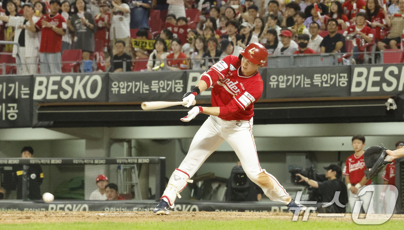 (광주=뉴스1) 김태성 기자 = 29일 광주 KIA챔피언스필드에서 열린 2026 신한 SOL KBO리그 기아 타이거즈와 SSG경기에서 6회초 1사 1루에서 2번 박성한이 중견수 앞 …