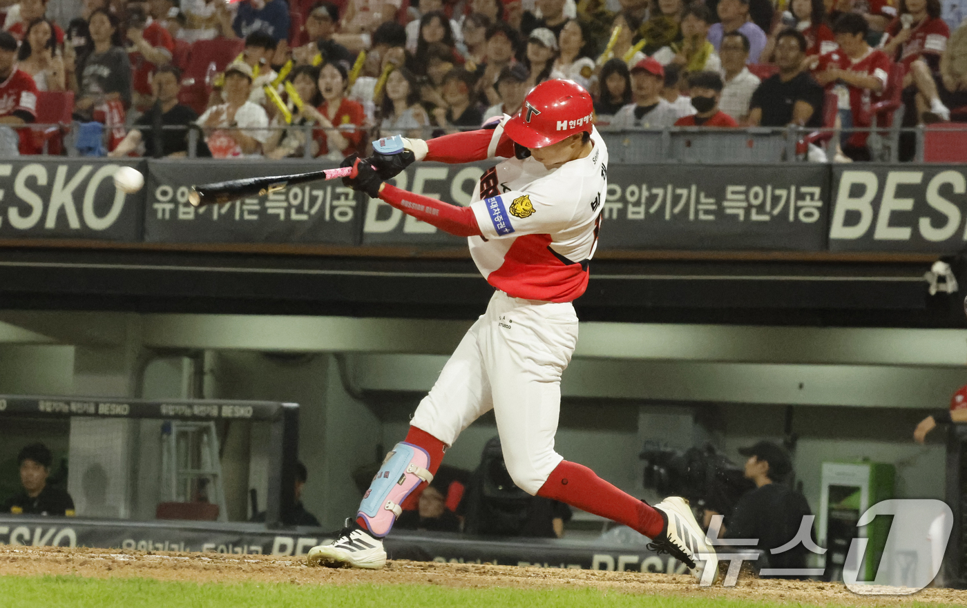 (광주=뉴스1) 김태성 기자 = 29일 광주 KIA챔피언스필드에서 열린 2026 신한 SOL KBO리그 KIA 타이거즈와 SSG경기에서 KIA가 1대 0으로 뒤진 8회말 무사 1루 …