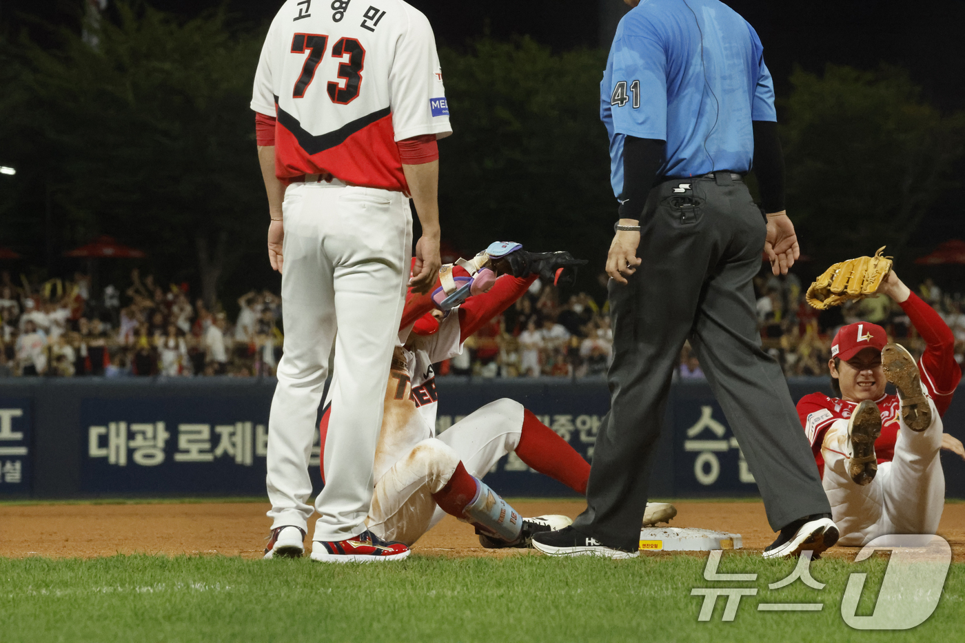 (광주=뉴스1) 김태성 기자 = 29일 광주 KIA챔피언스필드에서 열린 2026 신한 SOL KBO리그 KIA 타이거즈와 SSG경기에서 KIA가 1대 0으로 뒤진 8회말 무사 1루 …