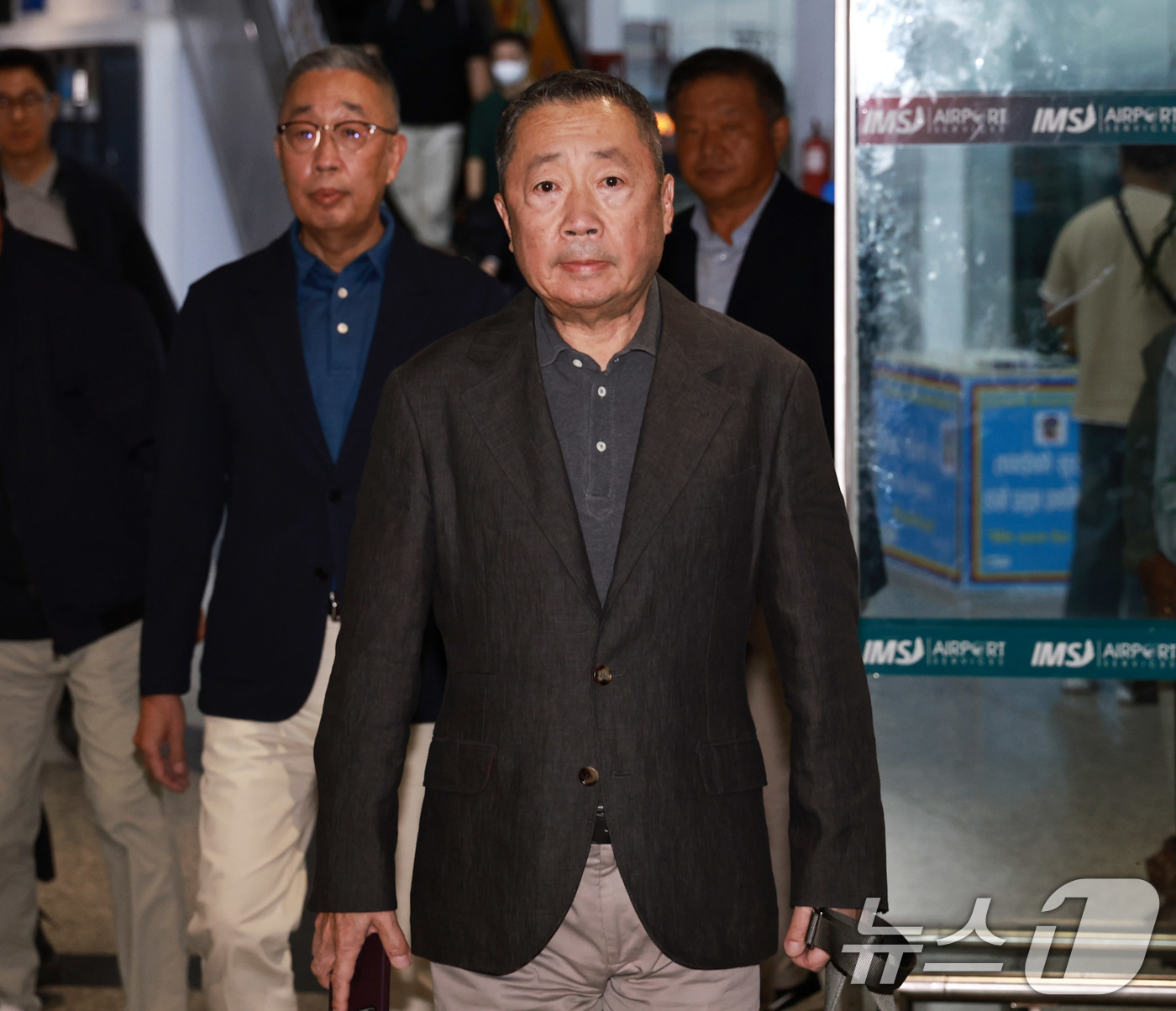 (카트만두=뉴스1) 구윤성 기자 = 두산 박정원 회장과 박지원 부회장이 29일 오후(현지시간) 네팔 카트만두 트리부반 국제공항에 도착하고 있다.  2026.8.29/뉴스1