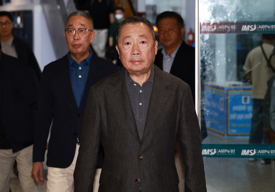 두산 박정원 회장·박지원 부회장, 네팔 도착