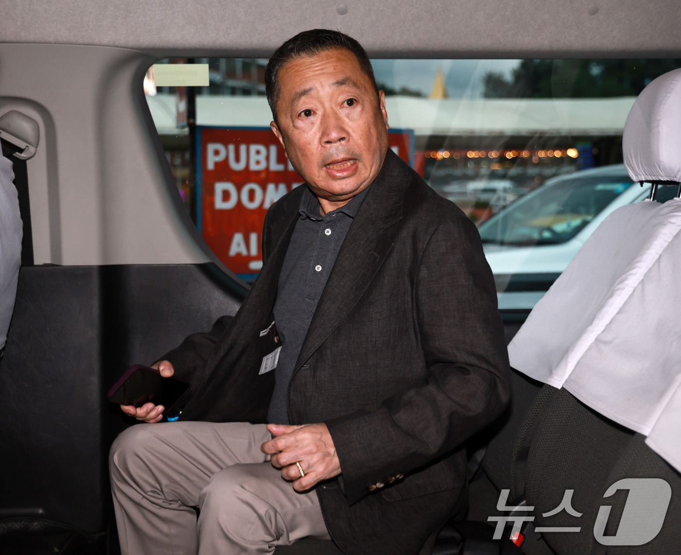 (카트만두=뉴스1) 구윤성 기자 = 박정원 두산 회장이 29일 오후(현지시간) 네팔 카트만두 트리부반 국제공항에 도착해 시내로 향하는 차량에 타고 있다. 2026.8.29/뉴스1