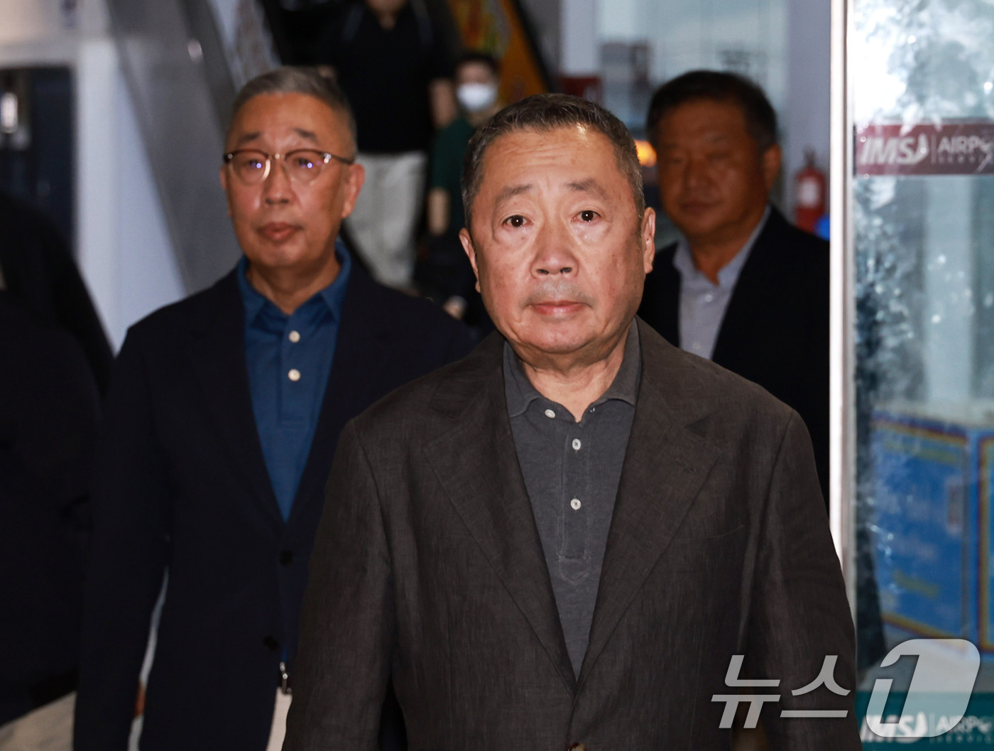 (카트만두=뉴스1) 구윤성 기자 = 두산그룹 박정원 회장과 박지원 부회장이 29일 오후(현지시간) 두산에너빌리티 실종자 수색 지원을 위해 네팔 카트만두 트리부반 국제공항에 도착하고 …