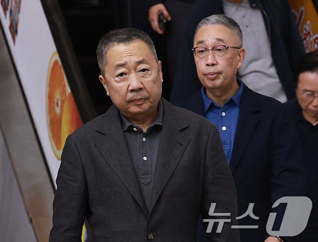 본문 이미지 - 두산그룹 박정원 회장과 박지원 부회장이 29일 오후(현지시간) 두산에너빌리티 실종자 수색 지원을 위해 네팔 카트만두 트리부반 국제공항에 도착하고 있다. 2026.8.29 ⓒ 뉴스1 구윤성 기자
