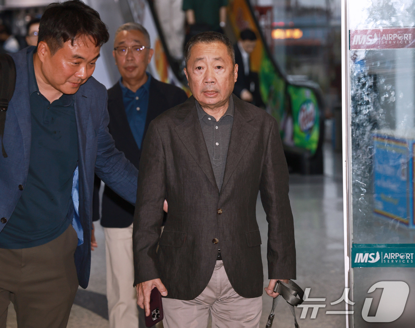 (카트만두=뉴스1) 구윤성 기자 = 두산그룹 박정원 회장과 박지원 부회장이 29일 오후(현지시간) 두산에너빌리티 실종자 수색 지원을 위해 네팔 카트만두 트리부반 국제공항에 도착하고 …
