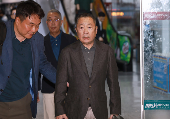 두산 박정원 회장·박지원 부회장, 네팔 카트만두 도착
