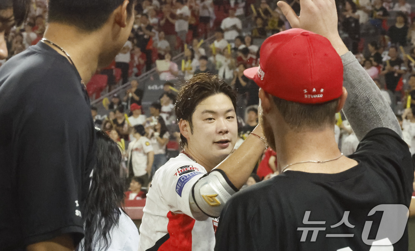 (광주=뉴스1) 김태성 기자 = 29일 광주 KIA챔피언스필드에서 열린 2026 신한 SOL KBO리그 KIA 타이거즈와 SSG경기 연장 10회말 1대 1 원아웃 주자 만루에서 박 …