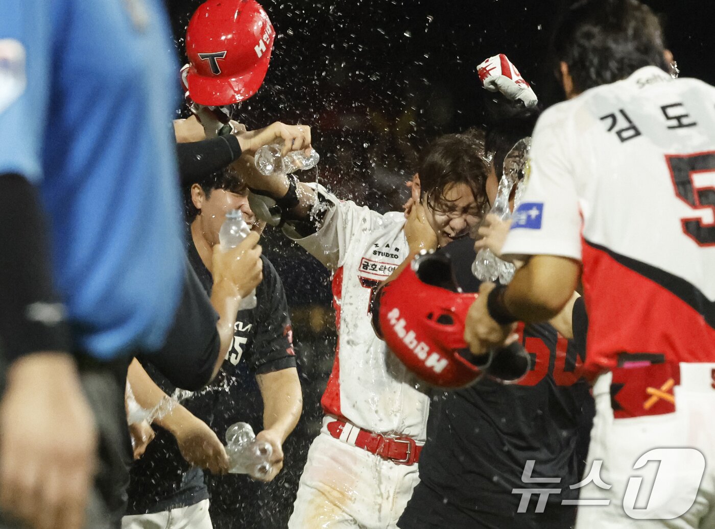 본문 이미지 - 29일 광주 KIA챔피언스필드에서 열린 2026 신한 SOL KBO리그 KIA 타이거즈와 SSG경기 연장 10회말 1대 1 원아웃 주자 만루에서 박정우가 중전 안타를 치고 경기를 끝내자 동료들의 축하를 받고 있다. 2026.8.29 ⓒ 뉴스1 김태성 기자
