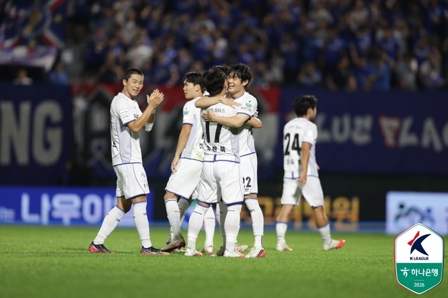 패배 잊은 수원, 김포 원정서 4-1 대승…K리그2 선두 질주