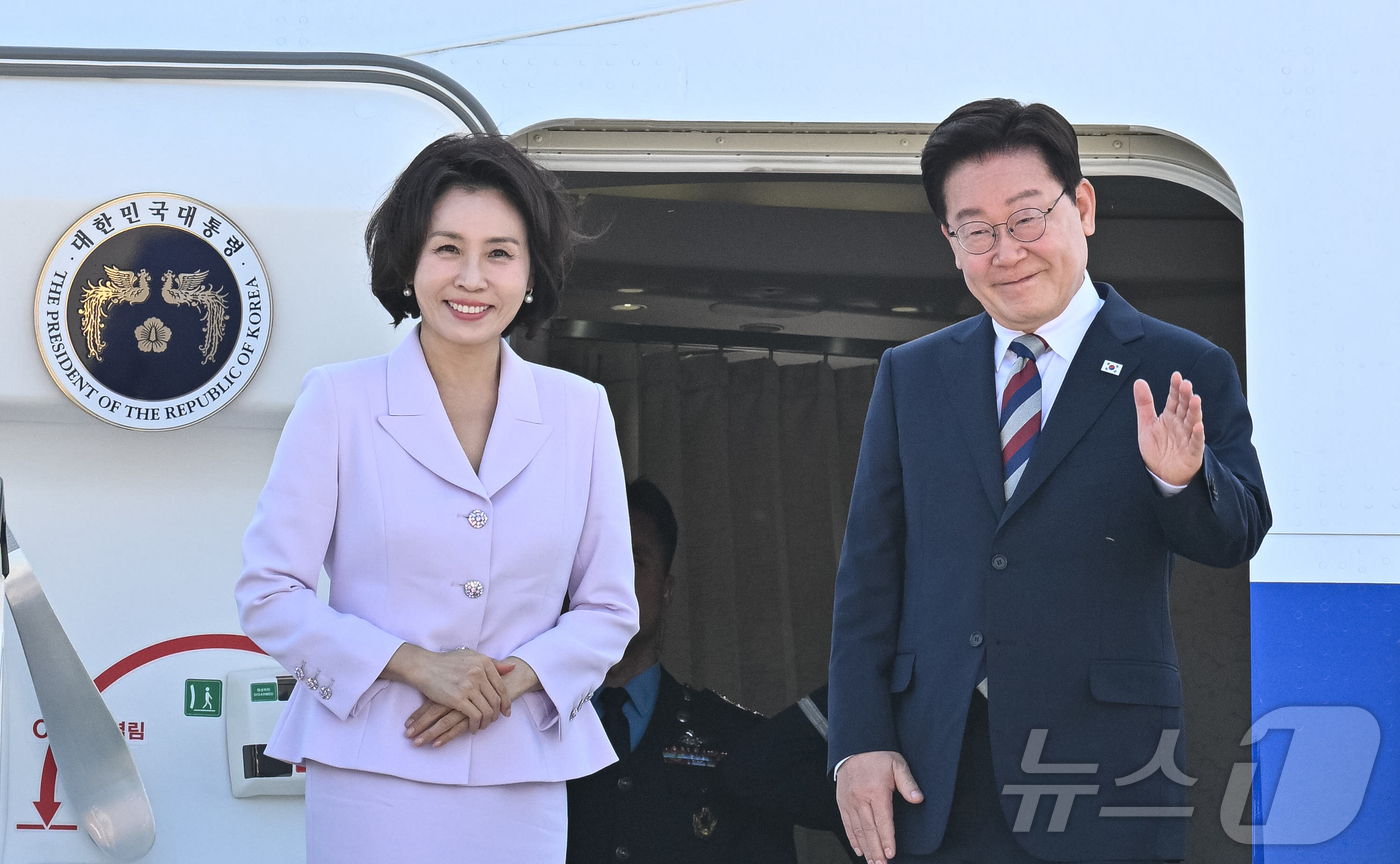 (프랑크푸르트(독일)=뉴스1) 허경 기자 = 이재명 대통령과 김혜경 여사가 2일(현지시간) 독일 프랑크푸르트 국제공항에서 공군1호기에 올라 환송객들에게 인사하고 있다. 2026.8 …