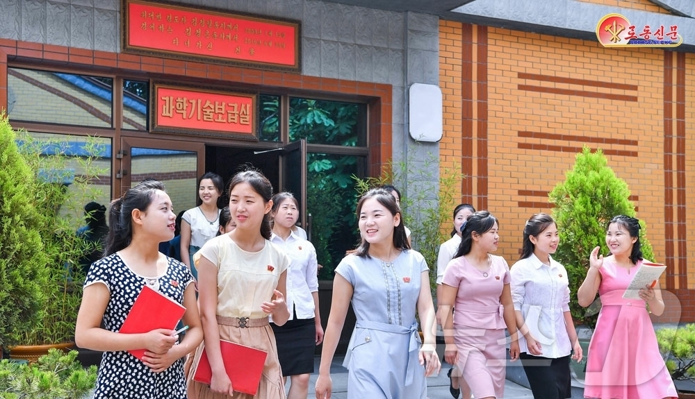 (평양 노동신문=뉴스1) = 북한 노동당 기관지 노동신문은 3일 "선진과학기술로 무장한 지식형의 근로자로 준비해가고 있다"라며 김정숙평양제사공장의 종업원들의 모습을 전했다. [국내 …
