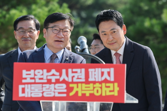 '檢보완수사권 폐지'에 靑 찾은 국힘…"李 거부권 행사는 국민 명령"