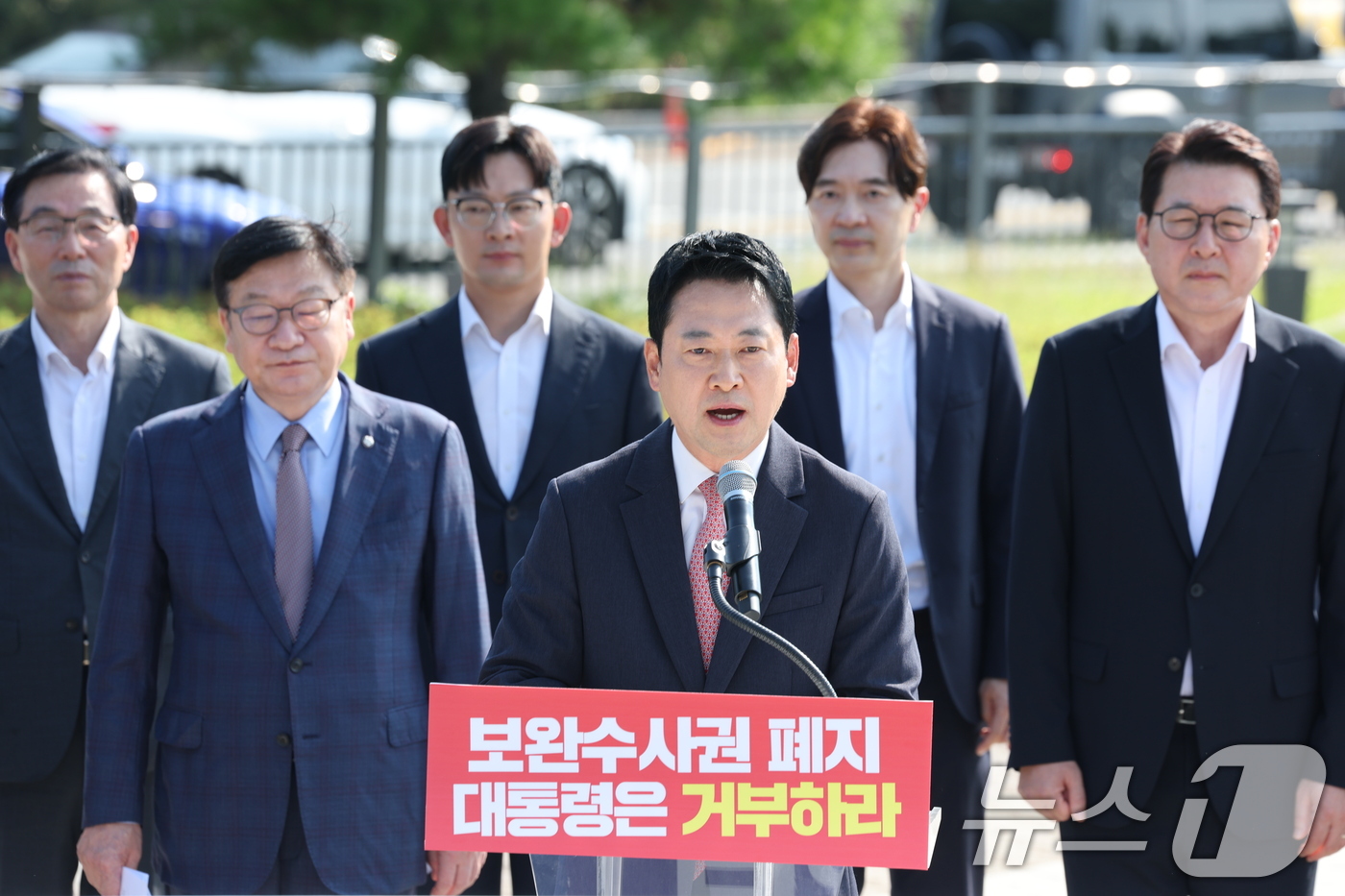 (서울=뉴스1) 안은나 기자 = 장동혁 국민의힘 대표가 3일 오전 서울 종로구 청와대 사랑채 분수대 앞에서 열린 '보완수사권 폐지 악법 거부권 촉구 현장 최고위원회의'에 참석해 모 …
