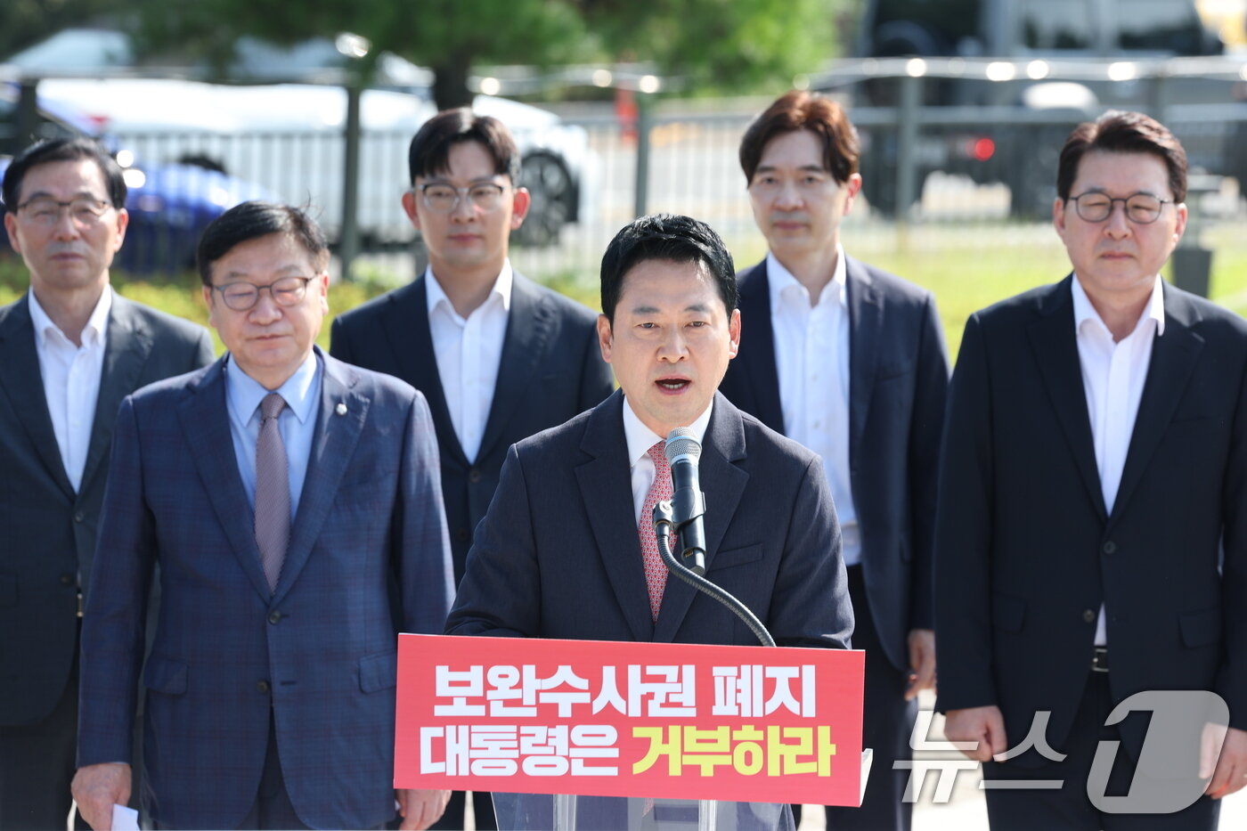 본문 이미지 - 장동혁 국민의힘 대표가 3일 오전 서울 종로구 청와대 사랑채 분수대 앞에서 열린 '보완수사권 폐지 악법 거부권 촉구 현장 최고위원회의'에 참석해 모두 발언을 하고 있다. 2026.8.3 ⓒ 뉴스1 안은나 기자