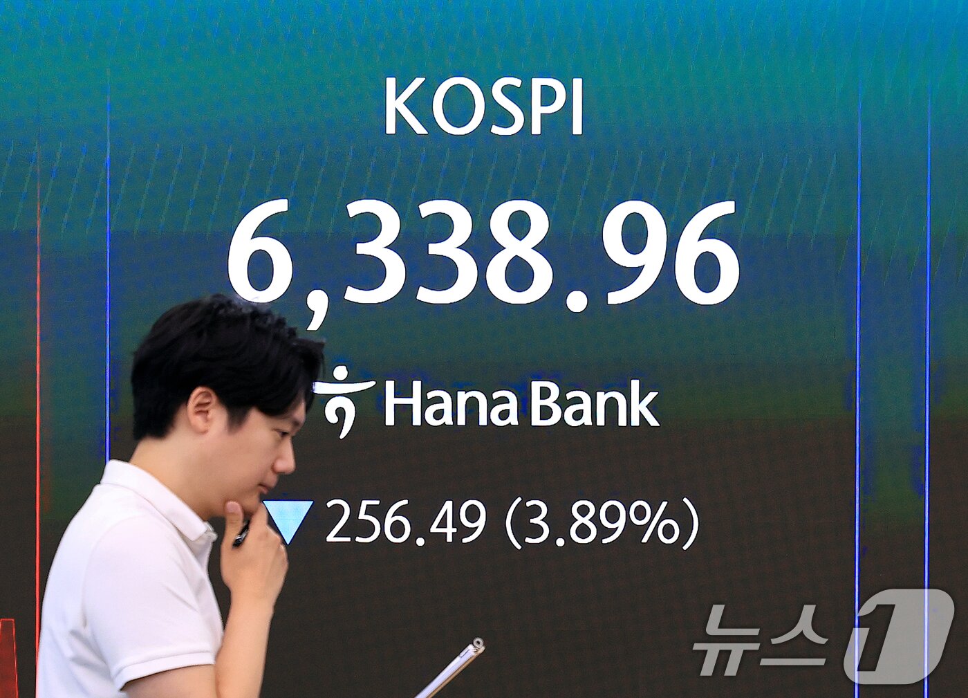 본문 이미지 - 3일 서울 중구 하나은행 본점 딜링룸 전광판에 개장 시황이 나타나고 있다.  2026.8.3 ⓒ 뉴스1 이호윤 기자