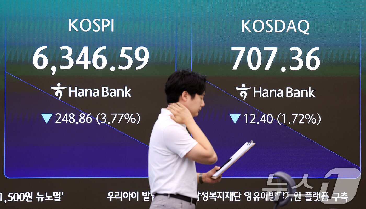 본문 이미지 - 3일 서울 중구 하나은행 본점 딜링룸 전광판에 개장 시황이 나타나고 있다.  2026.8.3 ⓒ 뉴스1 이호윤 기자