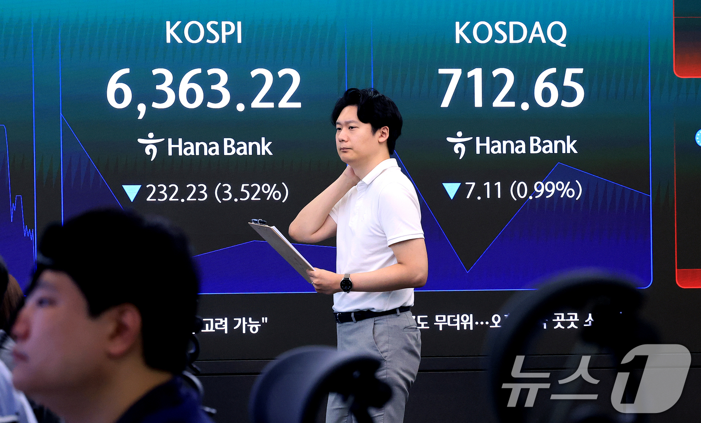 (서울=뉴스1) 이호윤 기자 = 3일 서울 중구 하나은행 본점 딜링룸 전광판에 개장 시황이 나타나고 있다. 이날 코스피는 전일 대비 109.69포인트(3.60%) 내린 6358.2 …