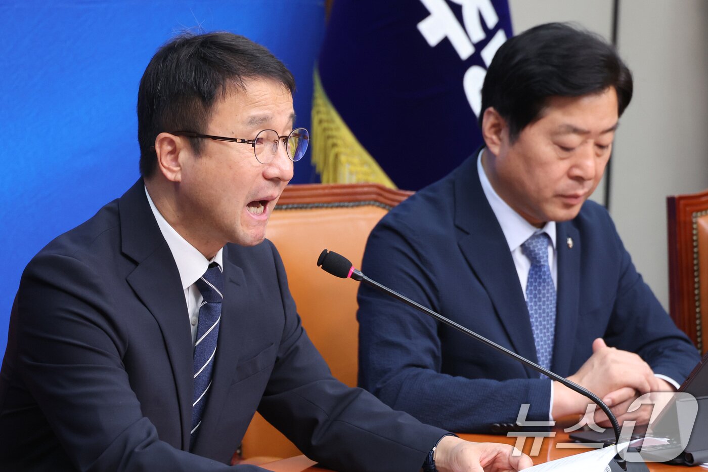 본문 이미지 - 한병도 더불어민주당 당대표 직무대행 겸 원내대표가 3일 서울 여의도 국회에서 열린 최고위원회의에서 모두발언을 하고 있다. 2026.8.3 ⓒ 뉴스1 신웅수 기자