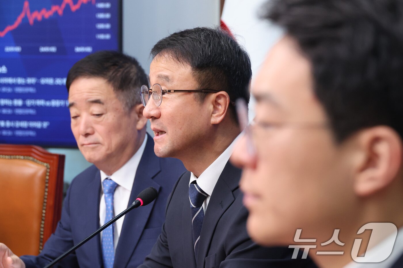 본문 이미지 - 한병도 더불어민주당 당대표 직무대행 겸 원내대표가 3일 서울 여의도 국회에서 열린 최고위원회의에서 모두발언을 하고 있다. 2026.8.3 ⓒ 뉴스1 신웅수 기자