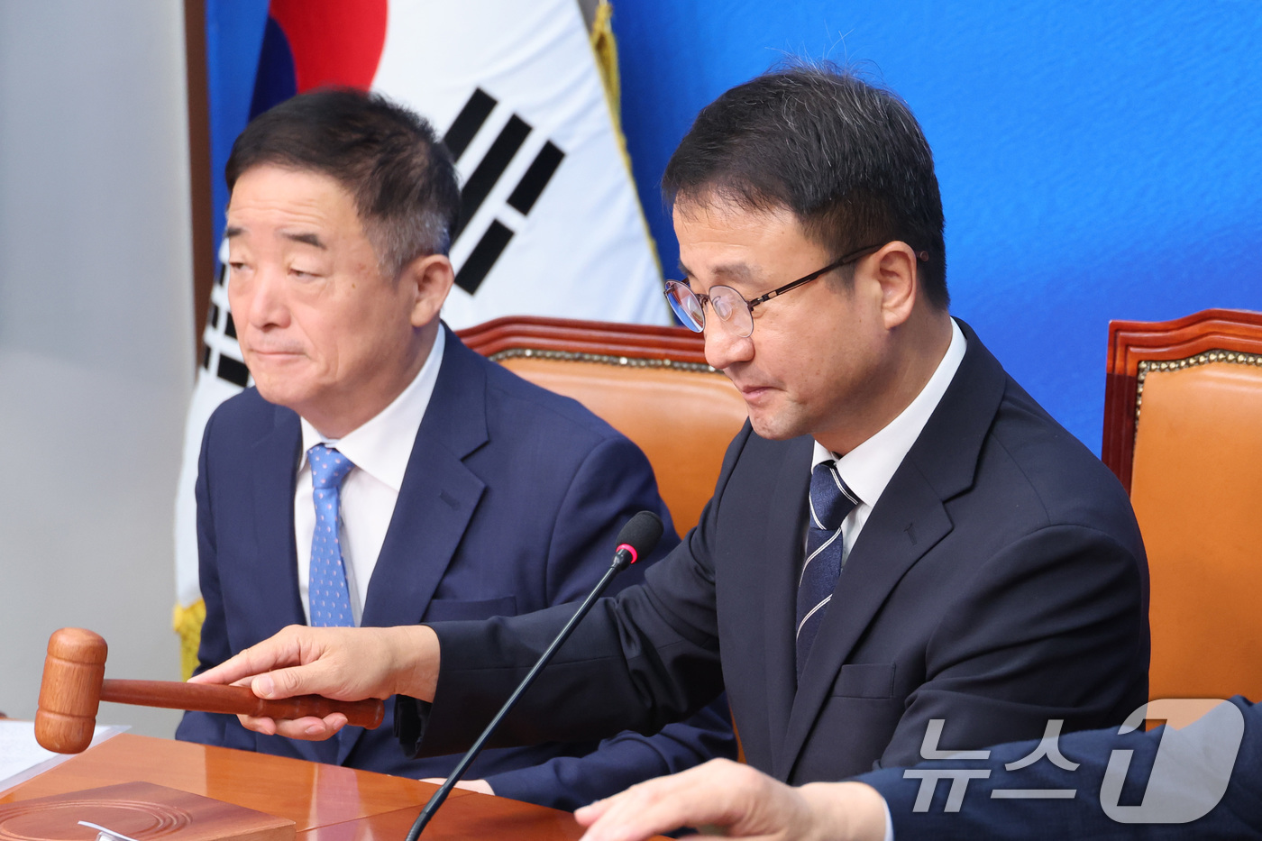 (서울=뉴스1) 신웅수 기자 = 한병도 더불어민주당 당대표 직무대행 겸 원내대표가 3일 서울 여의도 국회에서 열린 최고위원회의에서 의사봉을 두드리고 있다. 2026.8.3/뉴스1