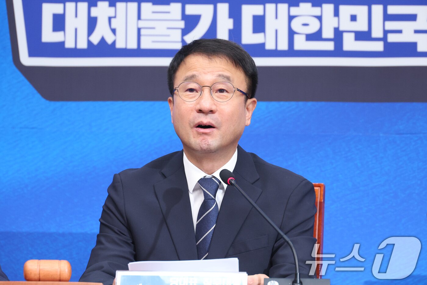 본문 이미지 - 한병도 더불어민주당 당대표 직무대행 겸 원내대표가 3일 서울 여의도 국회에서 열린 최고위원회의에서 모두발언을 하고 있다. 2026.8.3 ⓒ 뉴스1 신웅수 기자