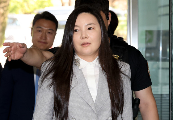 [속보] 경찰, 차가원 원헌드레드 대표 구속 송치…300억대 사기 의혹