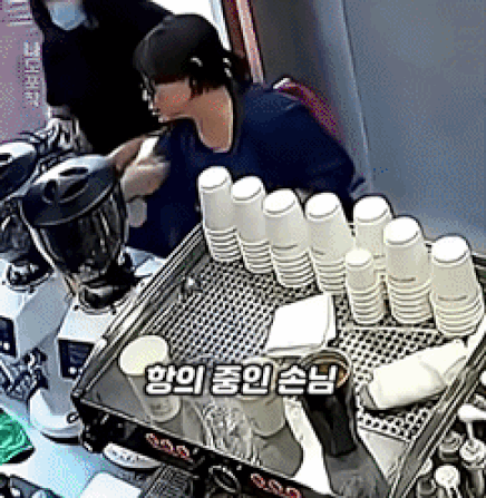 "20분 기다려도 안 나와"…항의하자 여성 얼굴에 커피 가루 뿌리고 욕설 [영상]