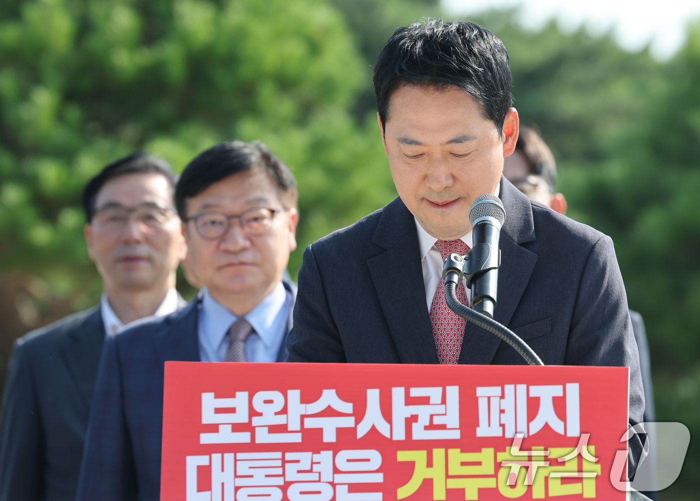 (서울=뉴스1) 안은나 기자 = 장동혁 국민의힘 대표가 3일 오전 서울 종로구 청와대 사랑채 분수대 앞에서 열린 '보완수사권 폐지 악법 거부권 촉구 현장 최고위원회의'에 참석해 모 …