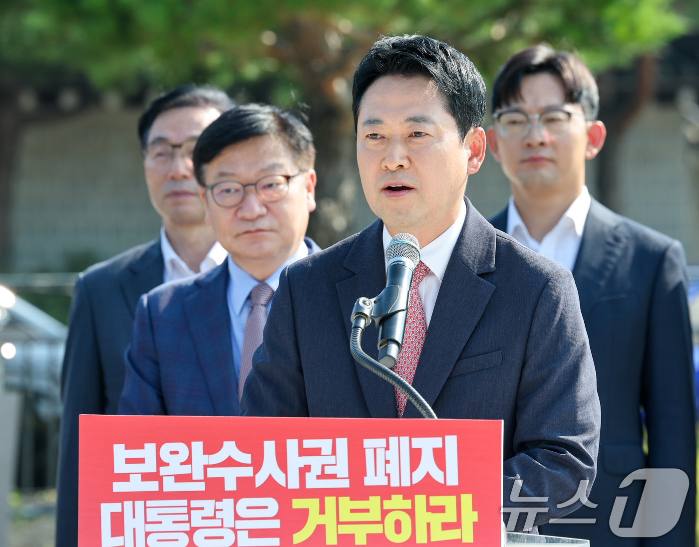 (서울=뉴스1) 안은나 기자 = 장동혁 국민의힘 대표가 3일 오전 서울 종로구 청와대 사랑채 분수대 앞에서 열린 '보완수사권 폐지 악법 거부권 촉구 현장 최고위원회의'에 참석해 모 …