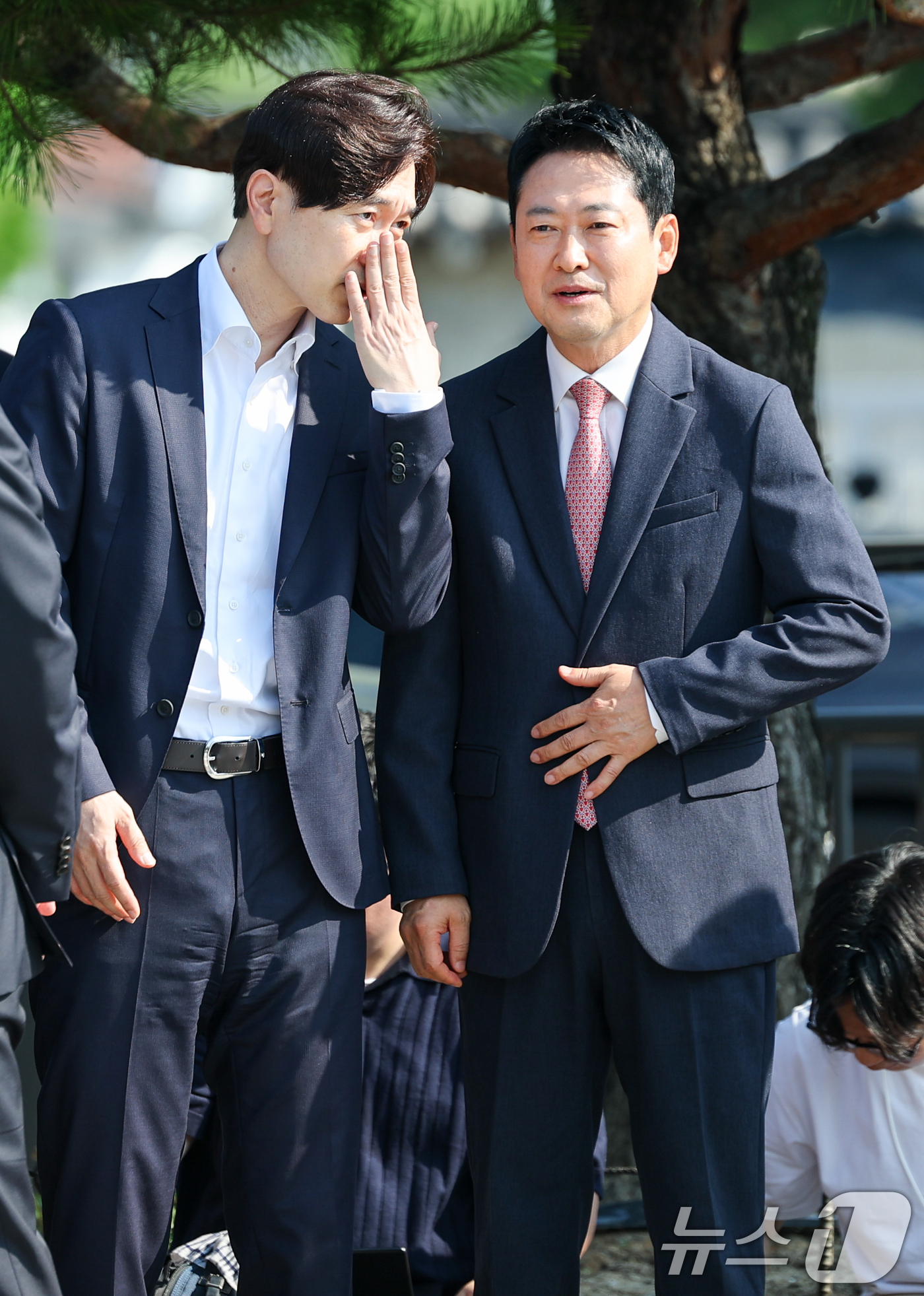 (서울=뉴스1) 안은나 기자 = 장동혁 국민의힘 대표(오른쪽)와 박성훈 수석대변인이 3일 오전 서울 종로구 청와대 사랑채 분수대 앞에서 열린 '보완수사권 폐지 악법 거부권 촉구 현 …