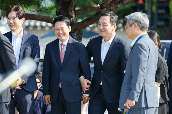 장동혁 대표 팔짱낀 김민수 최고위원