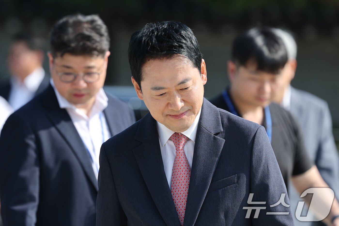 본문 이미지 - 장동혁 국민의힘 대표가 3일 오전 서울 종로구 청와대 사랑채 분수대 앞에서 열린 '보완수사권 폐지 악법 거부권 촉구 현장 최고위원회의'에 입장하고 있다. 2026.8.3 ⓒ 뉴스1 안은나 기자