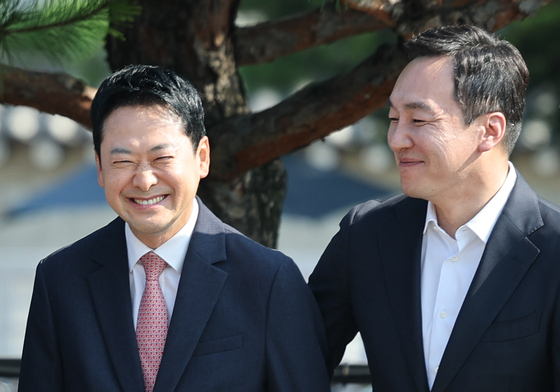 장동혁 팔짱 낀 김민수