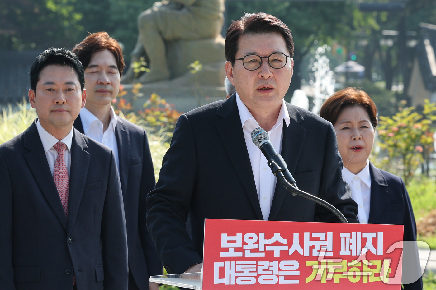 (서울=뉴스1) 안은나 기자 = 신동욱 국민의힘 최고위원이 3일 오전 서울 종로구 청와대 사랑채 분수대 앞에서 열린 '보완수사권 폐지 악법 거부권 촉구 현장 최고위원회의'에 참석해 …
