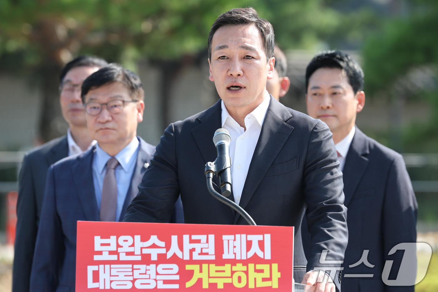 (서울=뉴스1) 안은나 기자 = 김민수 국민의힘 최고위원이 3일 오전 서울 종로구 청와대 사랑채 분수대 앞에서 열린 '보완수사권 폐지 악법 거부권 촉구 현장 최고위원회의'에 참석해 …