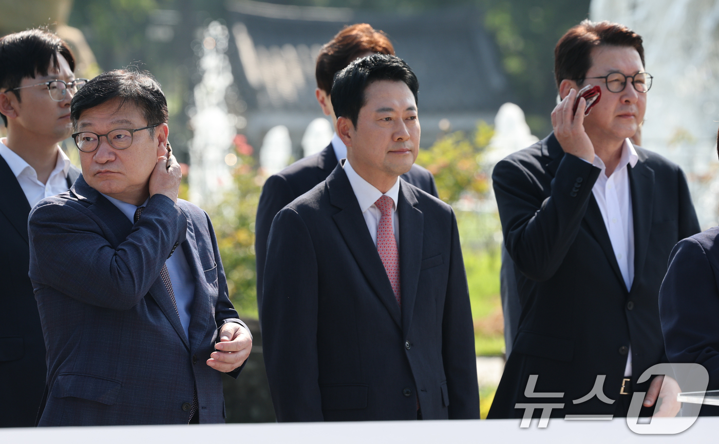 (서울=뉴스1) 안은나 기자 = 정점식 국민의힘 원내대표와 신동욱 최고위원이 3일 오전 서울 종로구 청와대 사랑채 분수대 앞에서 열린 '보완수사권 폐지 악법 거부권 촉구 현장 최고 …