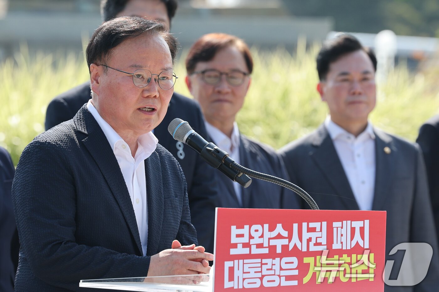 본문 이미지 - 김재원 국민의힘 최고위원이 3일 오전 서울 종로구 청와대 사랑채 분수대 앞에서 열린 '보완수사권 폐지 악법 거부권 촉구 현장 최고위원회의'에 참석해 발언하고 있다. 2026.8.3 ⓒ 뉴스1 안은나 기자