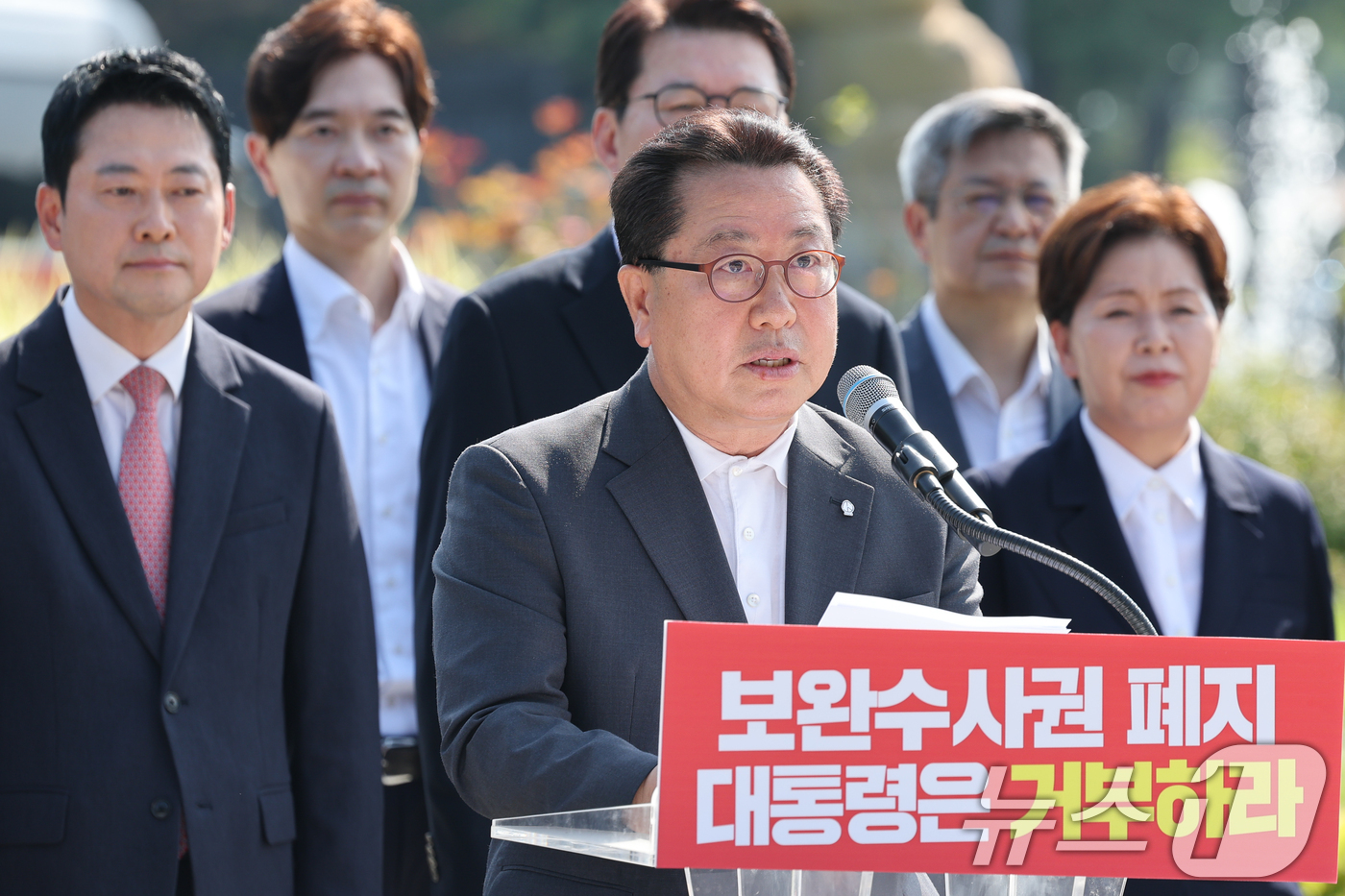 (서울=뉴스1) 안은나 기자 = 조광한 국민의힘 최고위원이 3일 오전 서울 종로구 청와대 사랑채 분수대 앞에서 열린 '보완수사권 폐지 악법 거부권 촉구 현장 최고위원회의'에 참석해 …