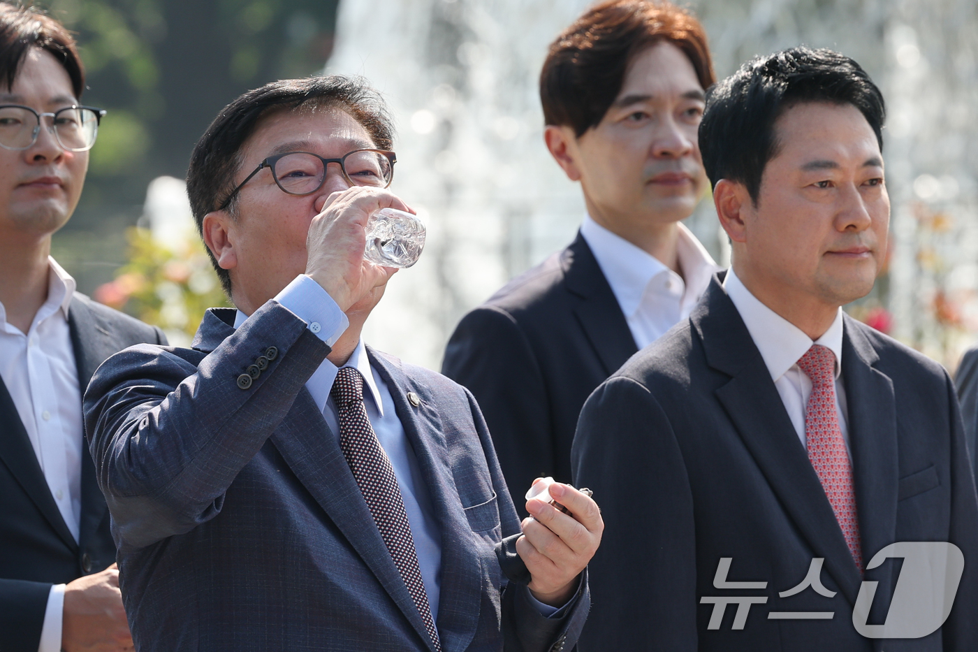 (서울=뉴스1) 안은나 기자 = 정점식 국민의힘 원내대표가 3일 오전 서울 종로구 청와대 사랑채 분수대 앞에서 열린 '보완수사권 폐지 악법 거부권 촉구 현장 최고위원회의'에 참석해 …