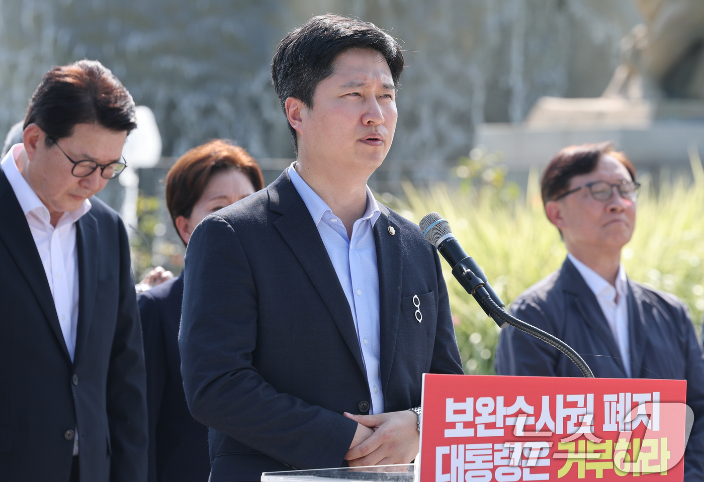 (서울=뉴스1) 안은나 기자 = 우재준 국민의힘 최고위원이 3일 오전 서울 종로구 청와대 사랑채 분수대 앞에서 열린 '보완수사권 폐지 악법 거부권 촉구 현장 최고위원회의'에 참석해 …