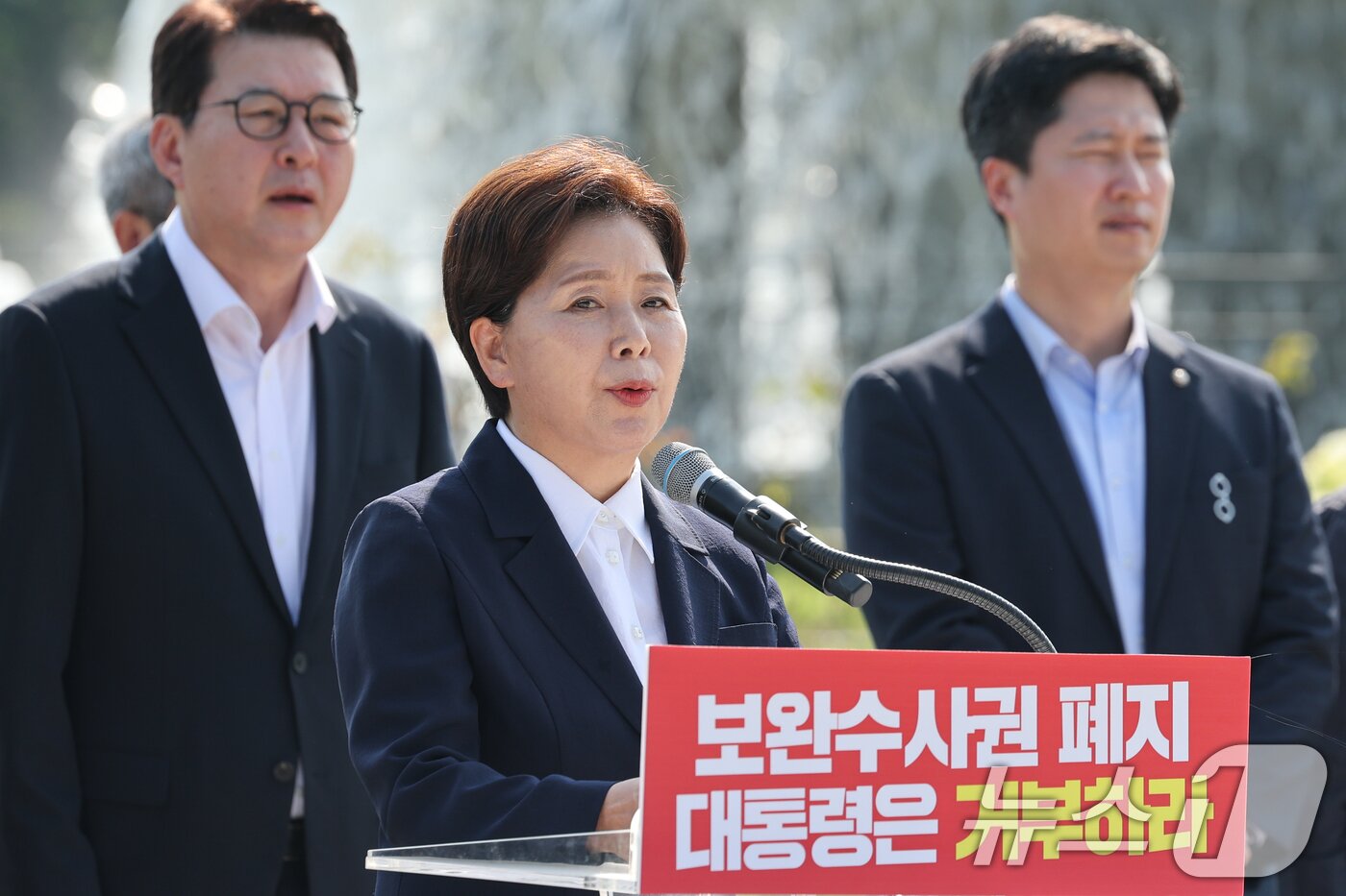 본문 이미지 - 양향자 국민의힘 최고위원이 3일 오전 서울 종로구 청와대 사랑채 분수대 앞에서 열린 '보완수사권 폐지 악법 거부권 촉구 현장 최고위원회의'에 참석해 발언하고 있다. 2026.8.3 ⓒ 뉴스1 안은나 기자