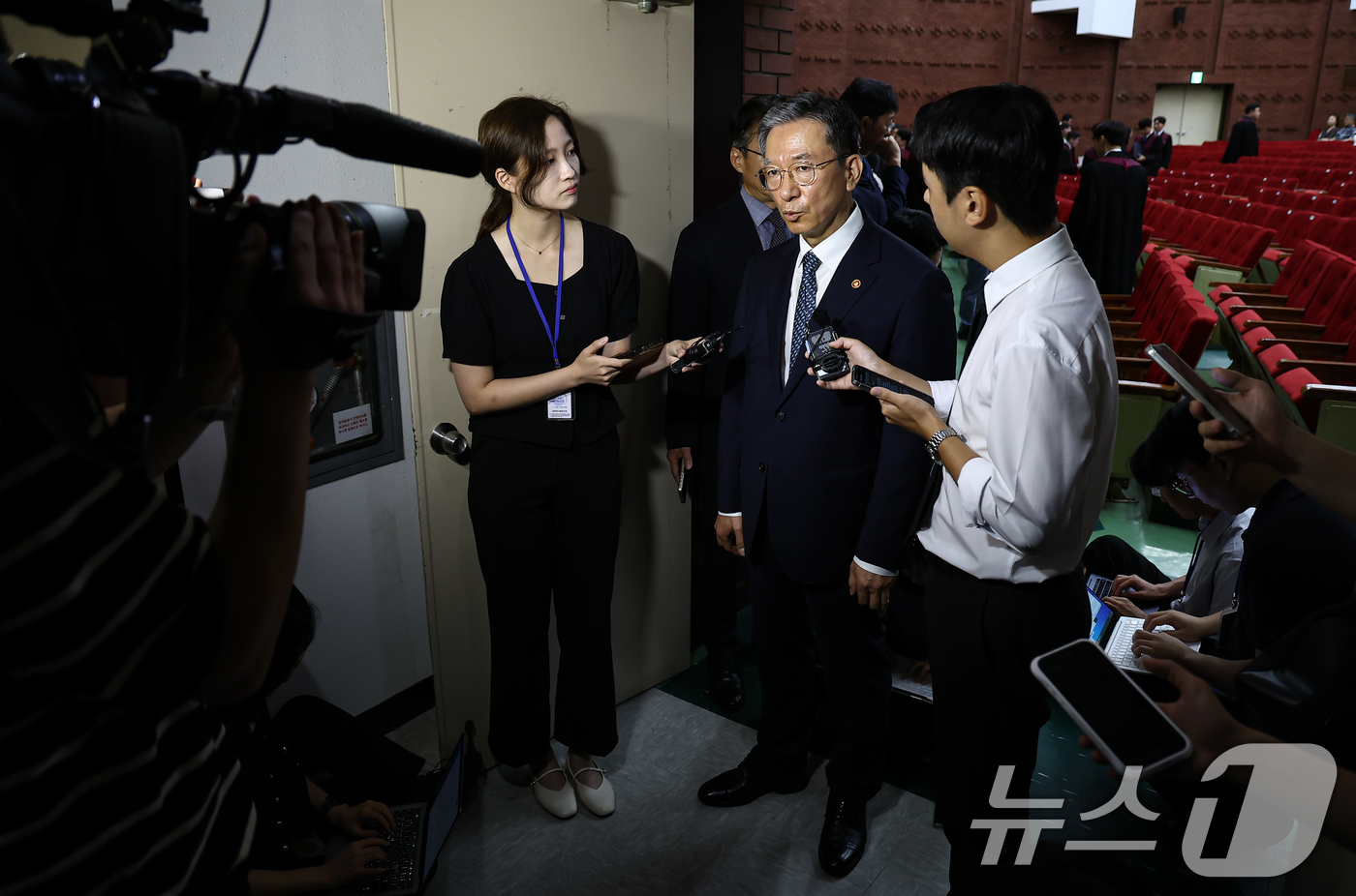 (과천=뉴스1) 김도우 기자 = 정성호 법무부 장관이 3일 경기 과천시 정부과천청사 법무부에서 열린 신임검사 임관식을 마치고 취재진 질문에 답하고 있다. 2026.8.3/뉴스1