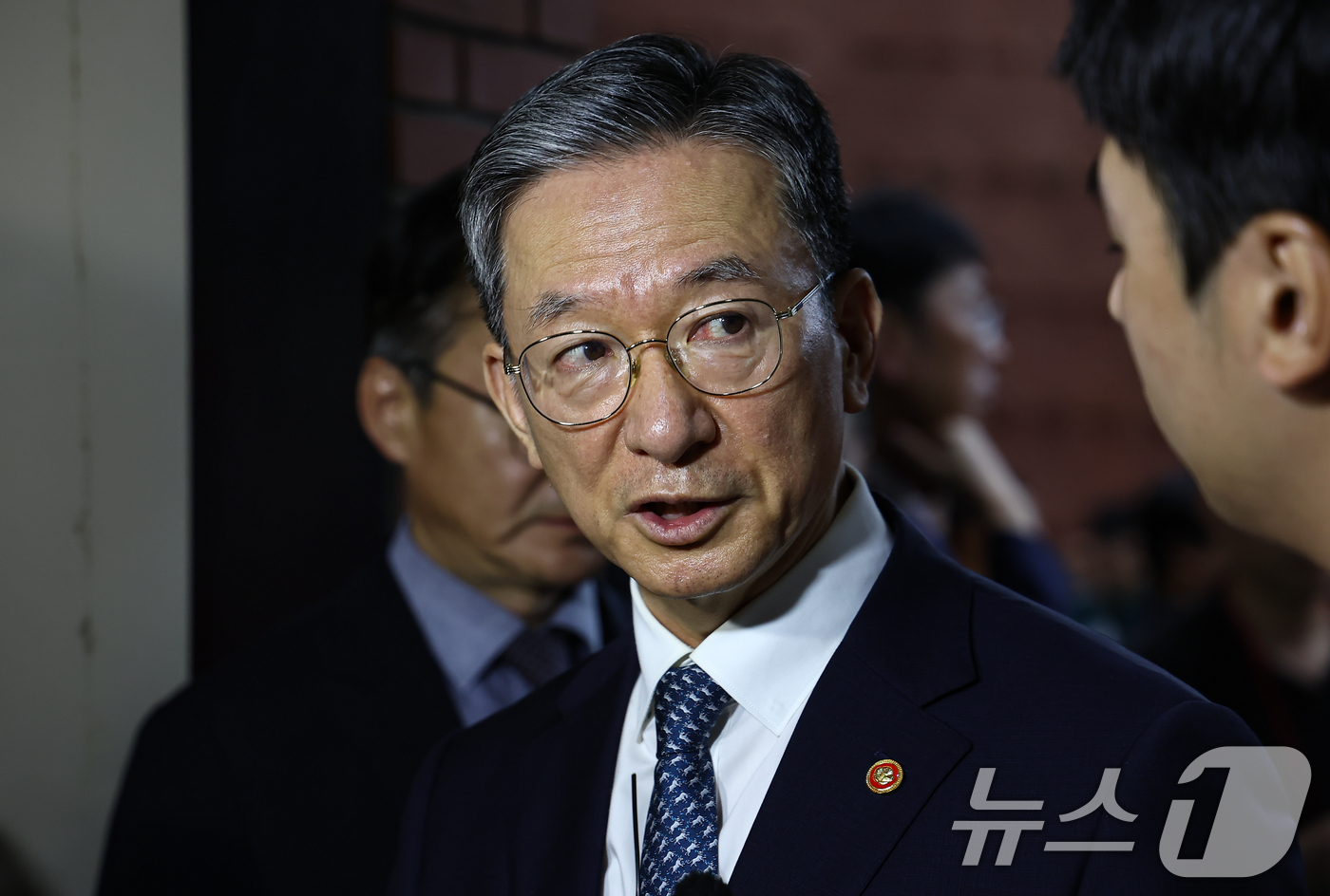 (과천=뉴스1) 김도우 기자 = 정성호 법무부 장관이 3일 경기 과천시 정부과천청사 법무부에서 열린 신임검사 임관식을 마치고 취재진 질문에 답하고 있다. 2026.8.3/뉴스1