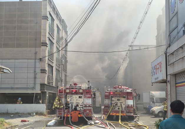 울산 남구 페인트 창고 불 …1명 사망·4명 중경상(종합)
